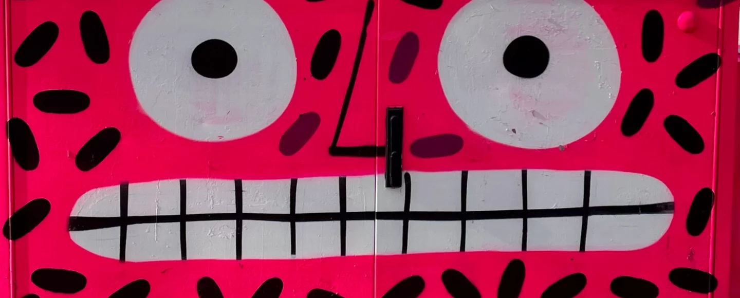 Graffito mit pinkem Gesicht in Hamburg Altona Nord