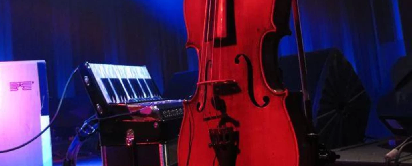 Geige und Akkordeon auf der Bühne im Licht vor dem Konzert