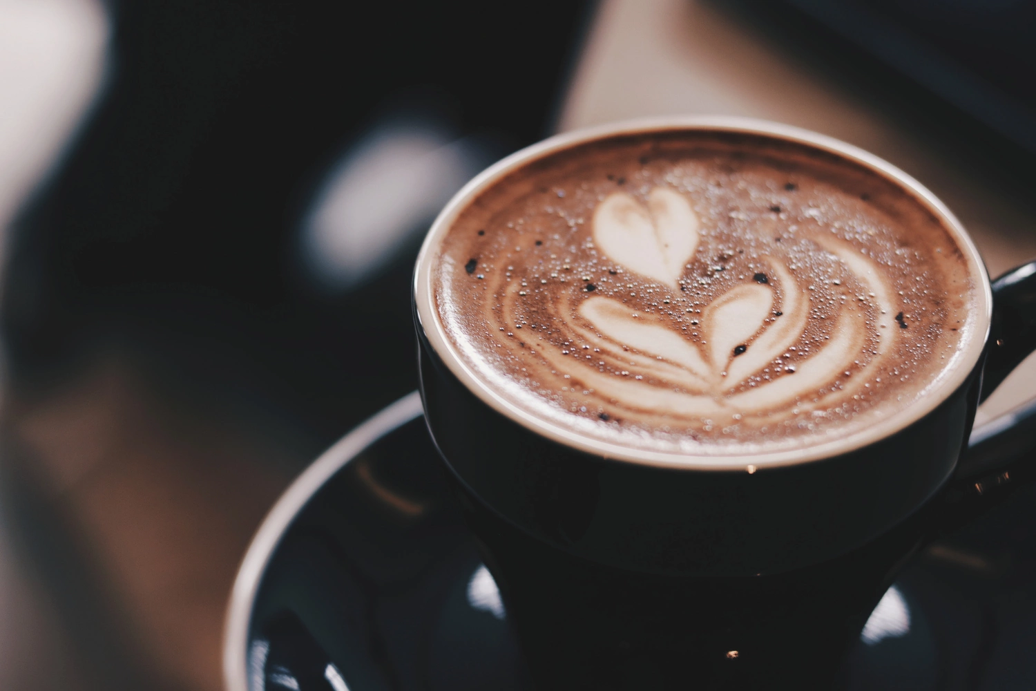 Kaffee mit Muster im Milchschaum