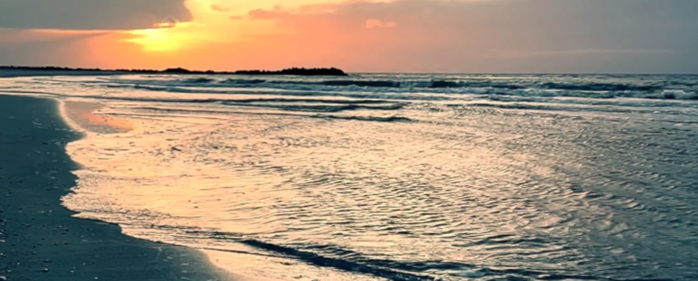 Ostseestrand mit Sonnenuntergang