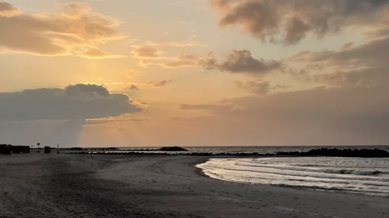 Ostseestrand bei Sonnenuntergang mit Wolken